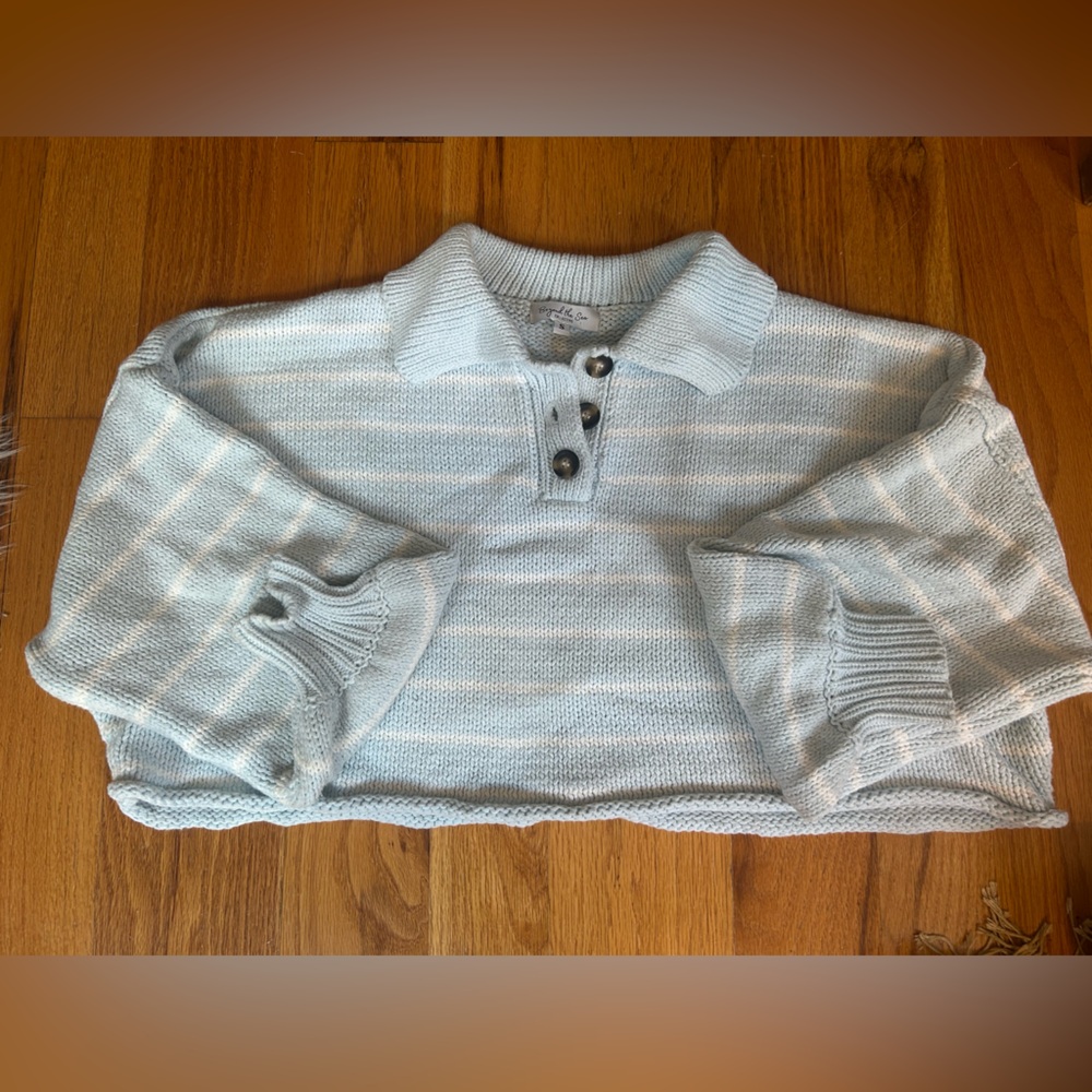 LIGHT BLUE AND WHITE STRIPED COLLAR CROPPED SWEATER